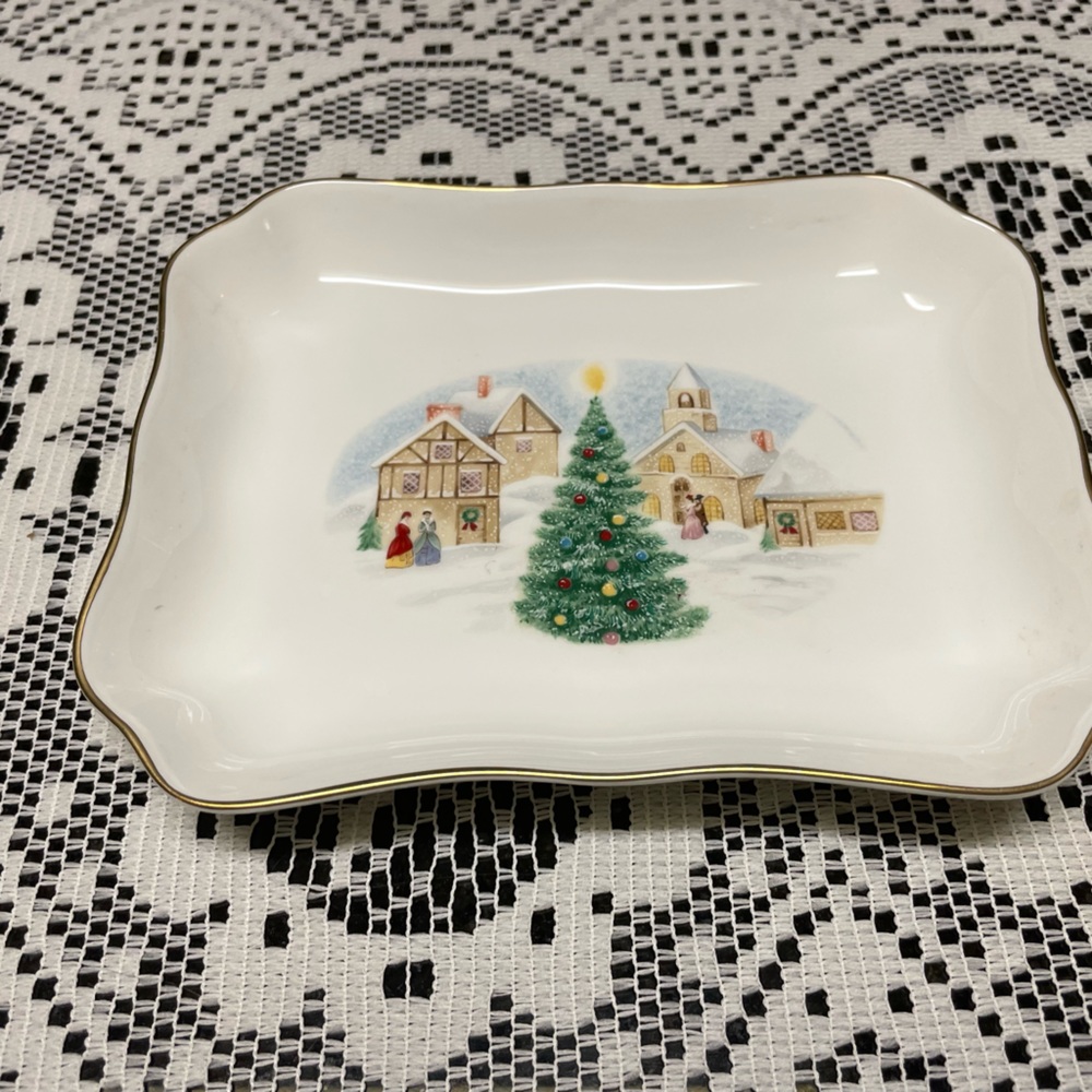 Mikasa bone China Merry Christmas rectangle plate with scalloped gold edges. - Picture 2 of 3